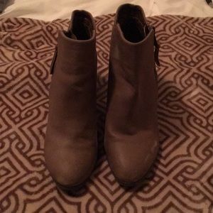 Heeled beige booties